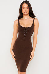 Robe mi-longue moulante en maille à lacets et sans manches - Chocolat